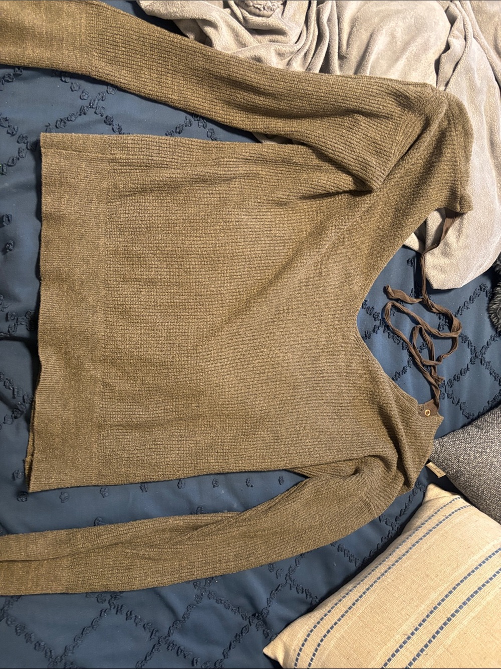 Dynamite V-Neck Ribbed Sweater in Olive